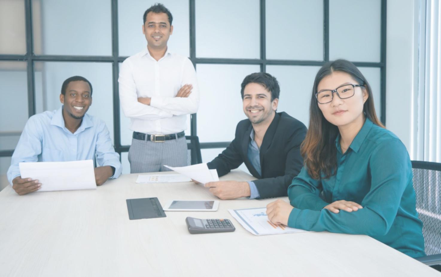 Team bei der Arbeit an Finanztools im Altovariq Büro